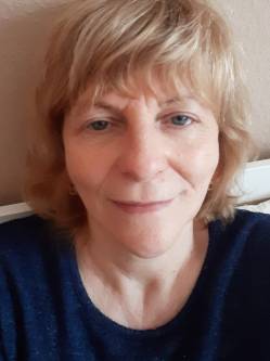 Eszter, 60 �ves t�rskeres� n�, Kisv�rda