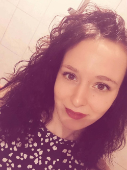 K�rmen, 26 �ves t�rskeres� n�, Sz�csi
