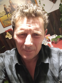 Zolt�n, 55 �ves t�rskeres� f�rfi, Csurg�