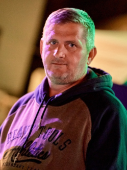 Tomi, 48 �ves t�rskeres� f�rfi, Hajm�sk�r