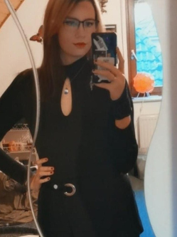 Alexandra, 38 �ves t�rskeres� n�, Ny�regyh�za
