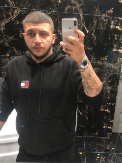 Mark, 21 �ves t�rskeres� f�rfi, Csenger