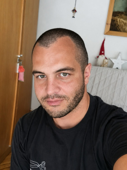 Tomi, 39 �ves t�rskeres� f�rfi, Kisb�r