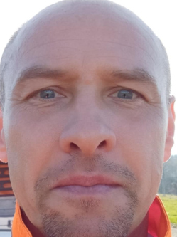 Robi, 47 �ves t�rskeres� f�rfi, Hossz�het�ny