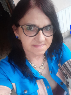 Kata, 60 �ves t�rskeres� n�, H�gy�sz