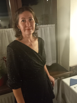 Marcsi, 45 �ves t�rskeres� n�, Torony