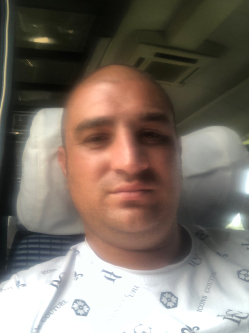 B�la, 32 �ves t�rskeres� f�rfi, Kom�di