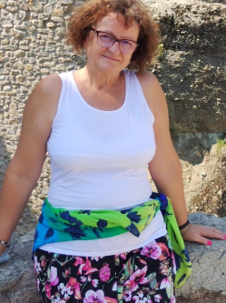 M�ni, 57 �ves t�rskeres� n�, Gyula