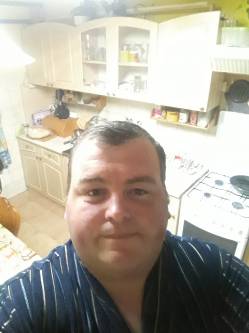 P�ter, 42 �ves t�rskeres� f�rfi, Szak�ly