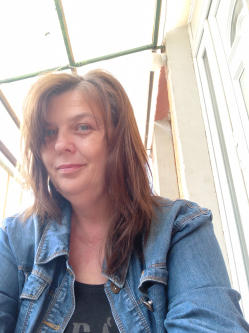 Marcsi, 49 �ves t�rskeres� n�, Kisb�r