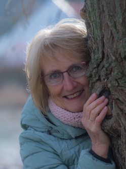 Kati, 70 �ves t�rskeres� n�, Sz�dliget