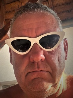 G�bor, 55 �ves t�rskeres� f�rfi, Gyula