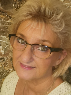 Julianna, 60 �ves t�rskeres� n�, Zs�mb�k