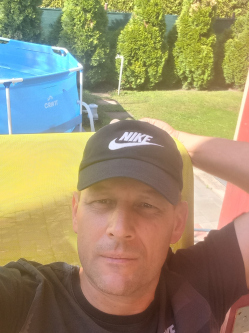 Zoli, 48 �ves t�rskeres� f�rfi, Budakal�sz
