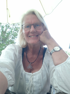 Sabine, 60 �ves t�rskeres� n�, Zs�mb�k