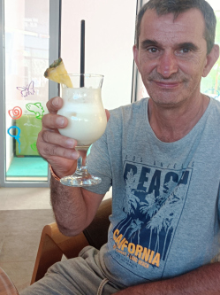 Pali, 54 �ves t�rskeres� f�rfi, Levelek