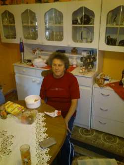 Eszter, 79 �ves t�rskeres� n�, Nasz�ly