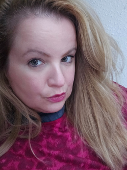 Bernadett, 39 �ves t�rskeres� n�, Eger