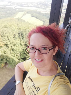 Csilla, 49 �ves t�rskeres� n�, T�rtel