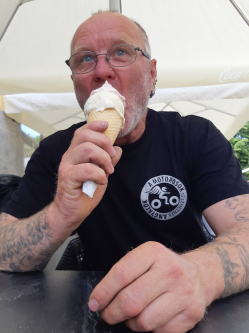 J�zsef, 56 �ves szak�lyi t�rskeres� f�rfi
