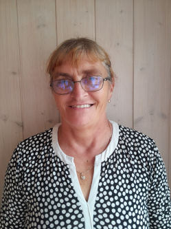 Juli, 63 �ves t�rskeres� n�, Kom�rom