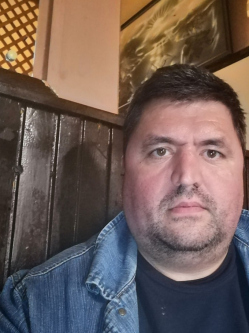 Zoli, 49 �ves t�rskeres� f�rfi, F�ldes