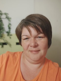 Gabi, 40 �ves t�rskeres� n�, Szils�rk�ny