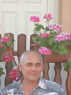 Jozsef, 65 �ves t�rskeres� f�rfi, Fegyvernek