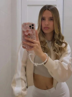 Kinga, 28 �ves t�rskeres� n�, Salg�tarj�n