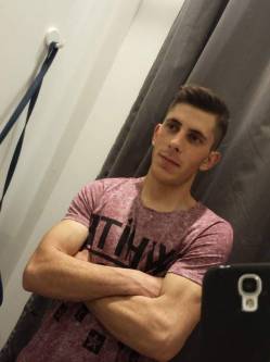 Levi, 32 �ves t�rskeres� f�rfi, Maros
