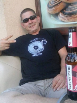 Norbert, 40 �ves t�rskeres� f�rfi, Gyula