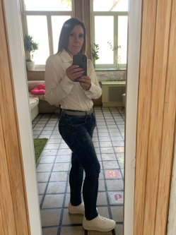 Aur�lia, 46 �ves t�rskeres� n�, R�d