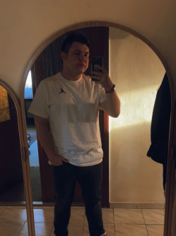 Ricsi, 27 �ves t�rskeres� f�rfi, Nagyhal�sz