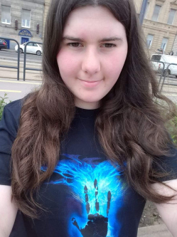 Vera, 25 �ves t�rskeres� n�, Vecs�s