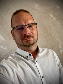 Peter, 48 �ves t�rskeres� f�rfi, Koz�rmisleny