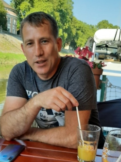 Robi, 51 �ves osztr�k t�rskeres� f�rfi