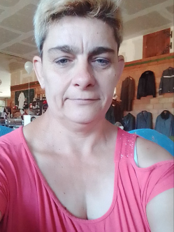 Kriszti, 48 �ves t�rskeres� n�, �jszentiv�n