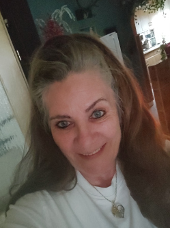 J�lia, 57 �ves t�rskeres� n�, Vereb