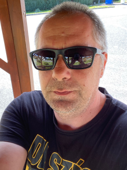 R�bert, 49 �ves t�rskeres� f�rfi, Szak�ly