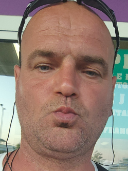 Robert, 45 �ves t�rskeres� f�rfi, Csorv�s