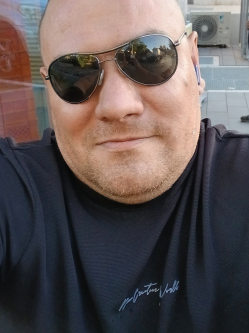 Tibor, 40 �ves t�rskeres� f�rfi, Budapest
