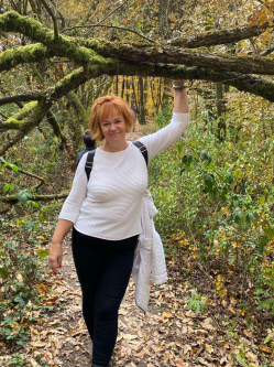 Kata, 61 �ves t�rskeres� n�, Mez�t�r