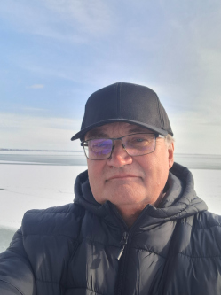 Tibor, 65 �ves t�rskeres� f�rfi, Cs�m�r