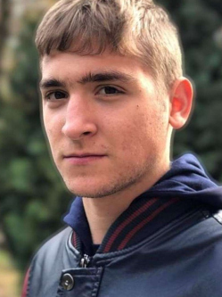 Viktor, 20 �ves t�rskeres� f�rfi, Kisk�r�s