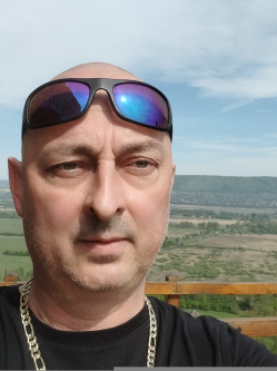 Szabolcs, 53 �ves t�rskeres� f�rfi, P�pa