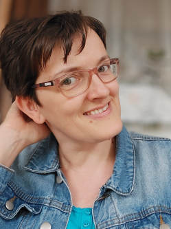 Niki, 45 �ves t�rskeres� n�, Fony�d