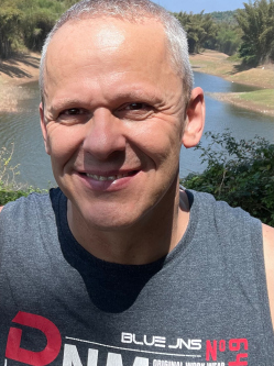 R�bert, 52 �ves t�rskeres� f�rfi, Z�hony