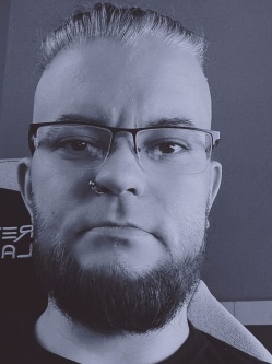 J�zsef, 40 �ves s�rospataki t�rskeres� f�rfi