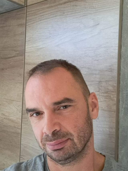 Szabi, 49 �ves t�rskeres� f�rfi, P�szt�