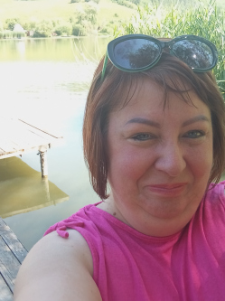 Nyuszi, 52 �ves t�rskeres� n�, �zd